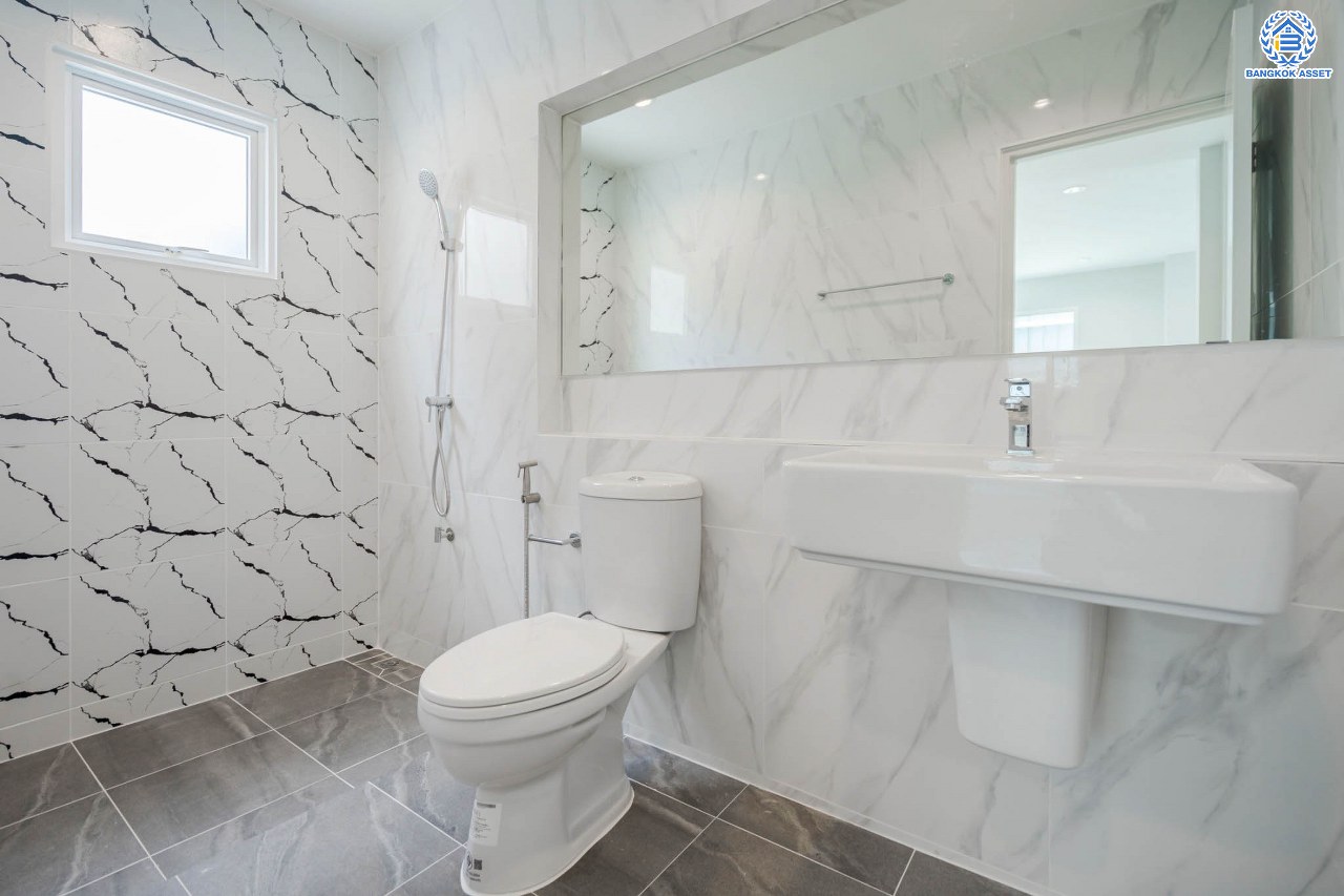 บ้านมือสองตกแต่งใหม่ ม.ชวนชื่น บรู๊คไซด์ ราชพฤกษ์-ติวานนท์ เนื้อที่ 53.6 ตร.ว. ฟังก์ชัน 3 ห้องนอน 2 ห้องน้ำ จอดรถได้ 1 คัน บรรยากาศเงียบสงบเป็นส่วนตัว สิ่งอำนวยความสะดวกมากมาย! บนทำเลศักยภาพ หน้าโครงการติดถนนใหญ่ ใกล้จุดขึ้นทางด่วน "ศรีสมาน"